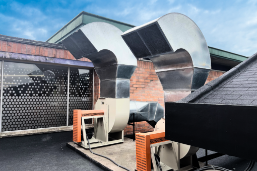 Puesta en marcha de sistemas de extracción eficientes en restaurante.
